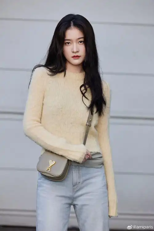 amiparis 星动向#@张雪迎sophie和她的 paris paris 手袋,率真姿态