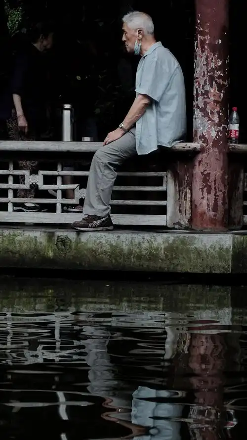 公园发呆的老人人民公园中我看到一名老人呆坐在廊下仿佛感觉他像在