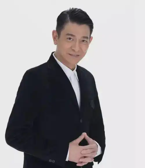 60岁刘德华罕见晒自拍!满脸笑容面部光滑似小伙,上亿豪宅曝光?