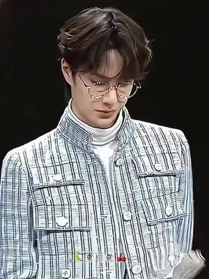 一博戴眼镜真的帅呆了 #王一博