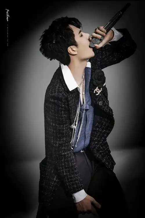 "王一博想起自己在镜头前说的话,实在太让人害臊了,他才不承认,"