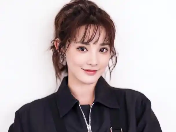 达到了极致的地步,每个人的审美都是大眼睛,双眼皮,细高鼻梁,瓜子脸