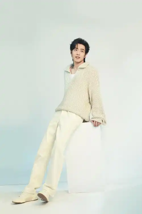 肖战冷暖反差大片#黑色禁欲系酷飒性感,斯哈斯哈毛衣阳光治愈系温暖