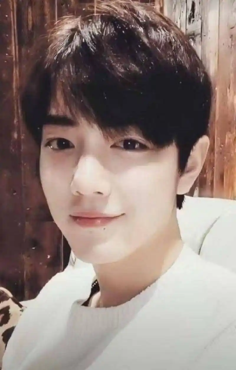 回看刚出道时的肖战,那个青涩的少年,满脸都是对未来的憧憬和热情