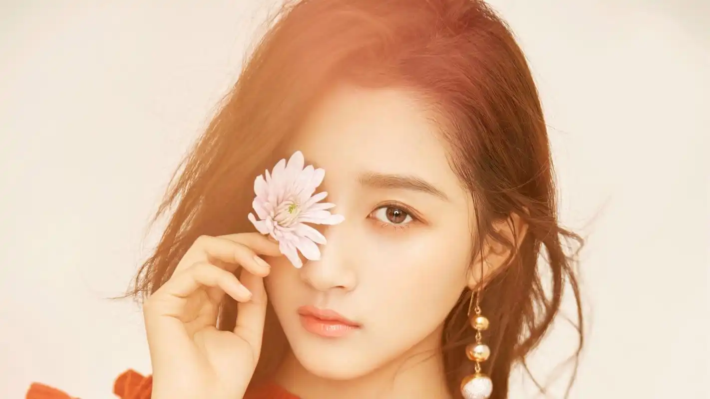 2005年因为在陈凯歌导演的电影《无极》中饰演"小倾城"而成名,出演