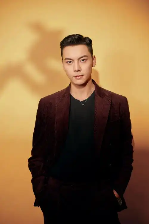 春晚##陈伟霆拿非遗龙糖画拍照##明星春晚造型##陈伟霆的糖画是从