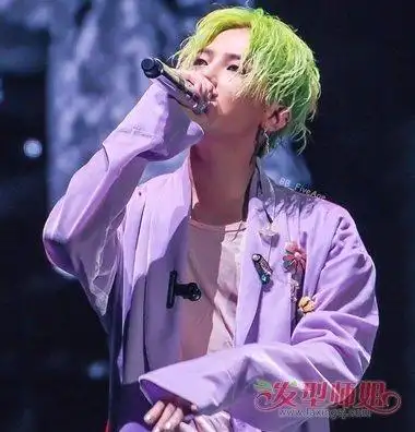 男生发型 男明星发型 >> 鹿晗吴亦凡许魏洲同穿紫色发型不一 你最喜欢