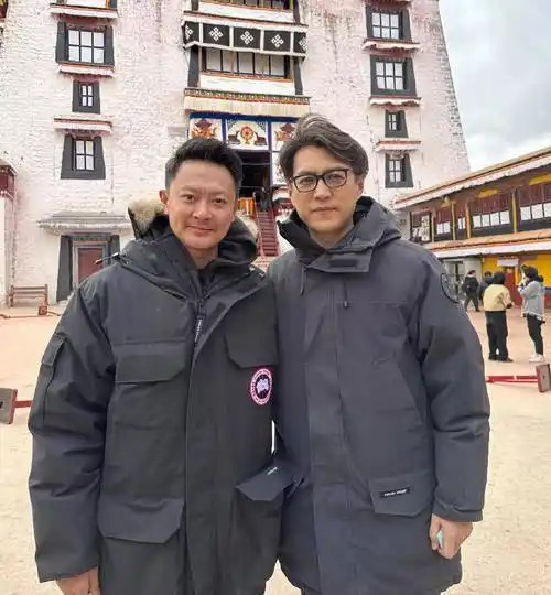 演员印小天分享了自己去拉萨游玩的照片,其中就有一张是和靳东的合照