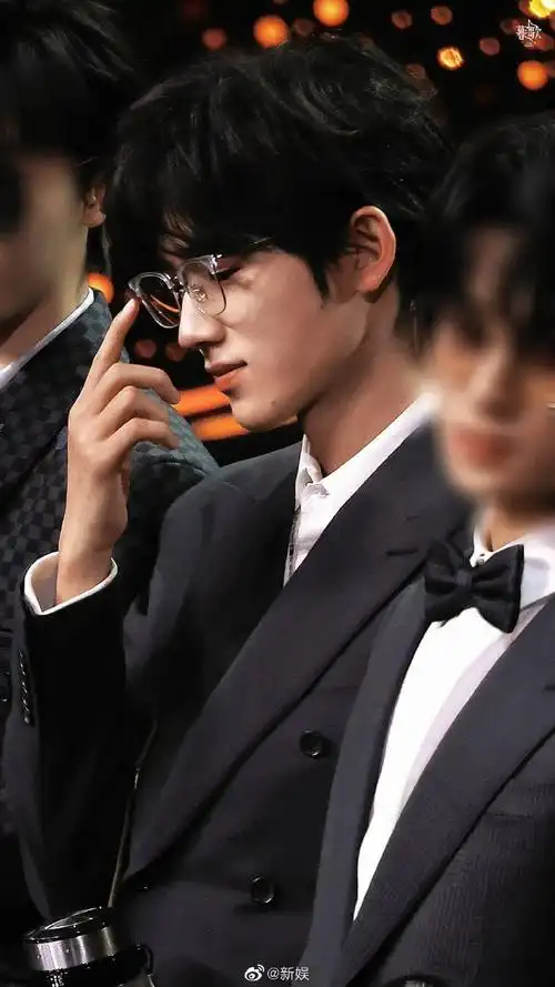 宋亚轩推眼镜##新娱