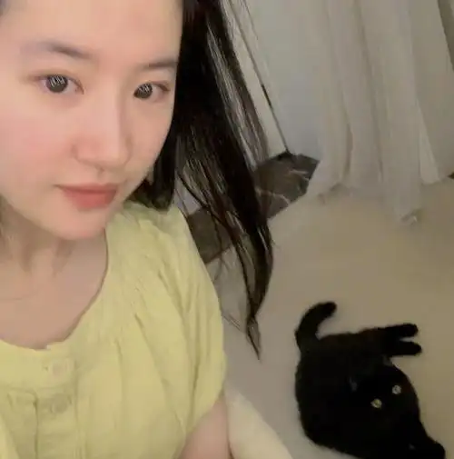 时尚大片中的刘亦菲精致美艳,高贵如公主,但生活照中的刘亦菲就像个