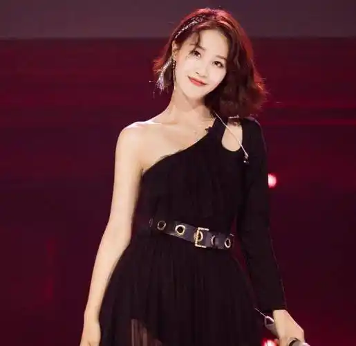 原创蓝盈莹野心穿搭牛仔裤就靠几根铁链撑着露出黑内搭尽显好身材