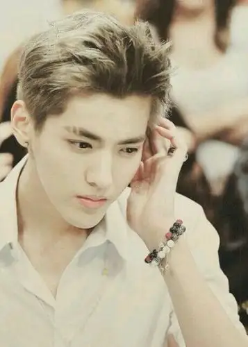 我来挽救一下这货的男神形象!吴亦凡