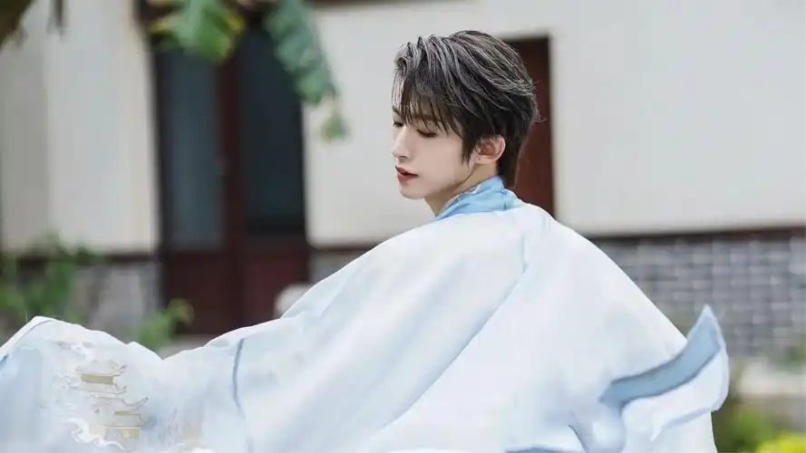 《创造营2021》刘宇携队友改编主题曲《世界那么大我们一起闯》,展现