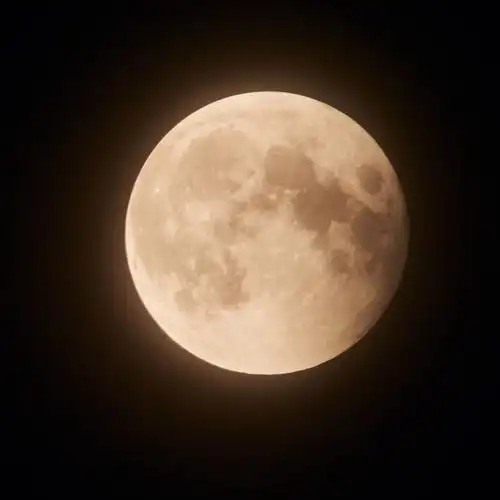 青岛黄岛区月全食