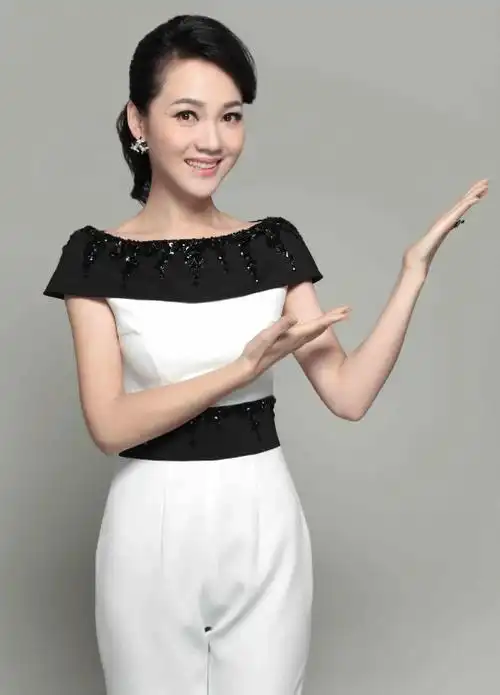 她是著名美女主持人,郭德纲的贵人,爆火时隐婚,50岁婚姻很幸福