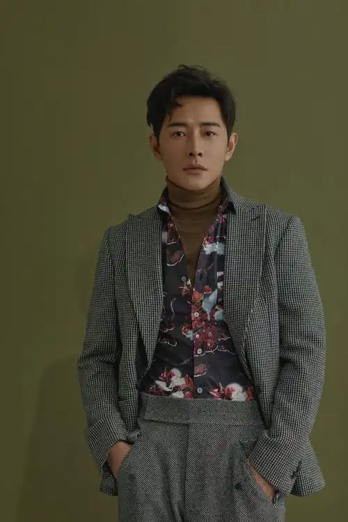 罗晋时尚大片发布 干练儒雅显深厚修养