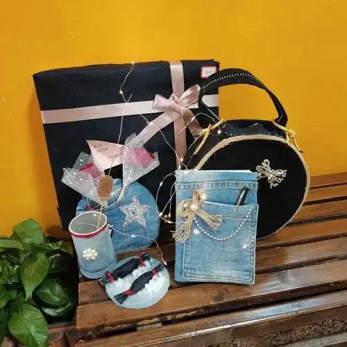 公元世家幼儿园11月份教师—"破旧立新"牛仔布改造手工比赛活动