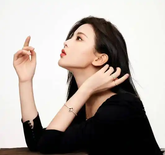 当红女星杨超越写真天生丽质靓丽时尚