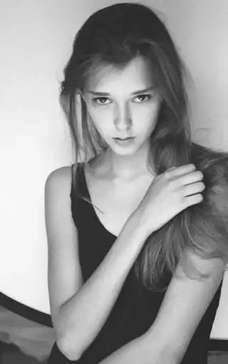 黑白伤感女孩壁纸图片