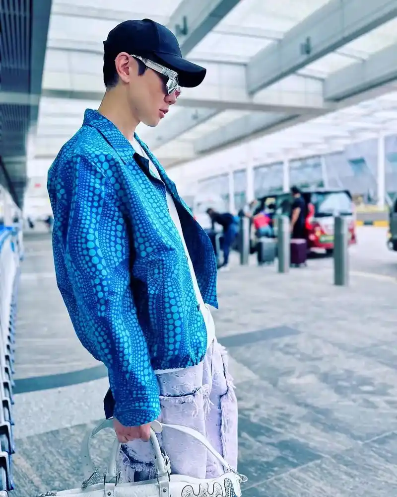 林俊杰  去巴黎机场帅照来罗～参加时装秀 - 抖音