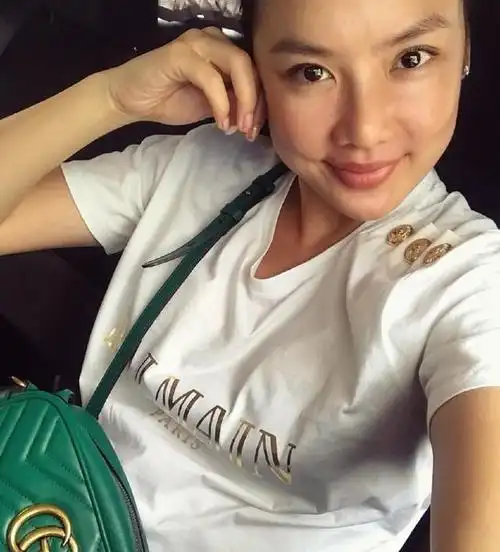 与富商老公结婚一周年乐基儿晒夫妻亲吻照疑似男方产业曝光