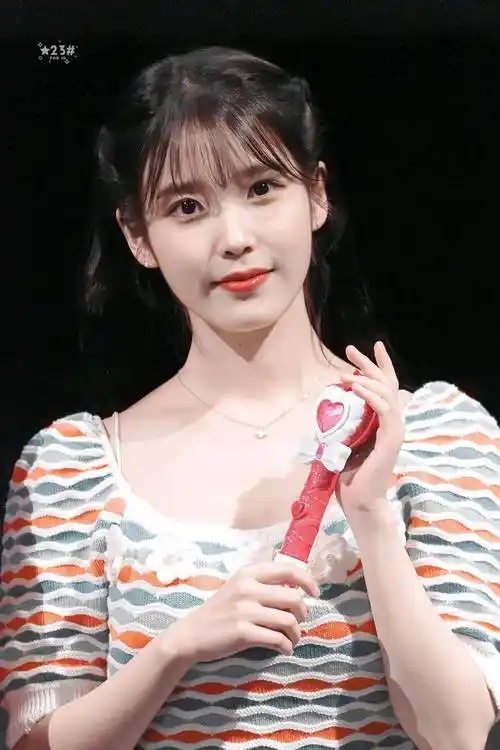 李知恩iuaena条纹上衣俏皮写真,清新可爱.