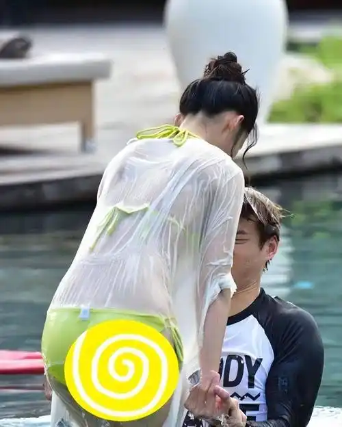 二人到了水中,魏大勋又对着李沁狂舔嘴唇,动作油腻地表示对水中亲吻的