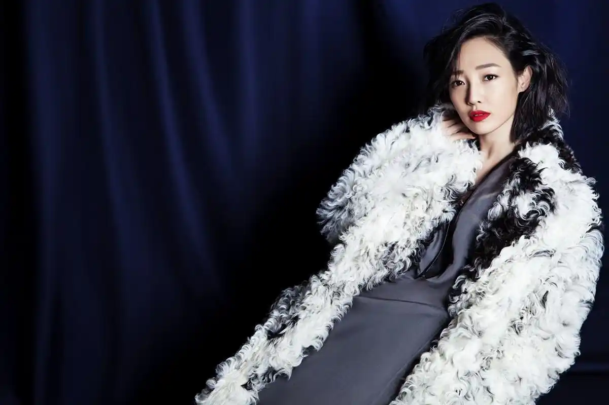 事件过了这么久,白百何也似乎走了出来,开始努力把重心放在工作上,也