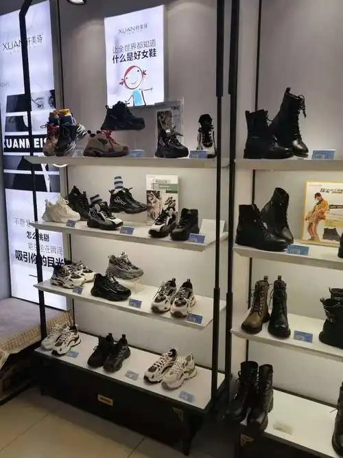 调整 1.商品陈列调整单靴20%马丁靴50%二棉靴20%休闲10 2.