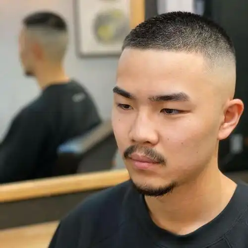 男士是不会打理发型的,对于这些男士来说,选择清爽小寸头是再好不过了