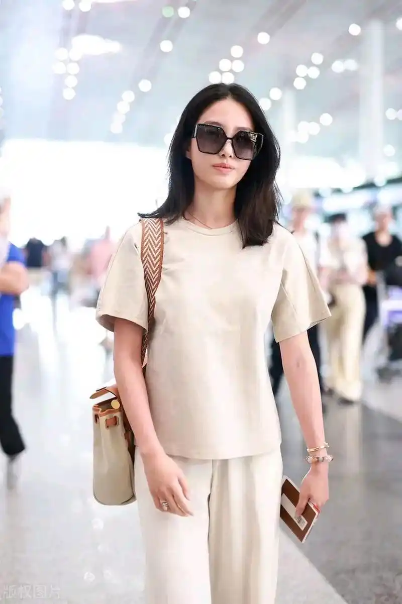 杨采钰亮相北京机场,她这次搭配的非常靓丽,看上去也格外年轻,像个