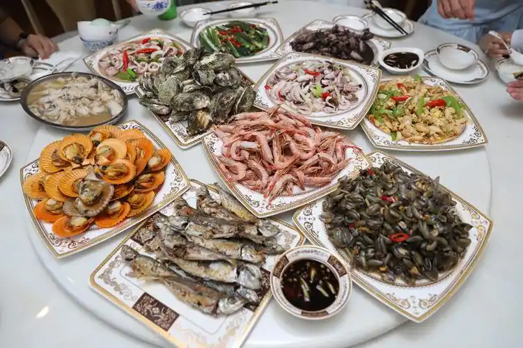 十斤生蚝吃到爽美女厨娘为我们开家宴一大桌海鲜很震撼