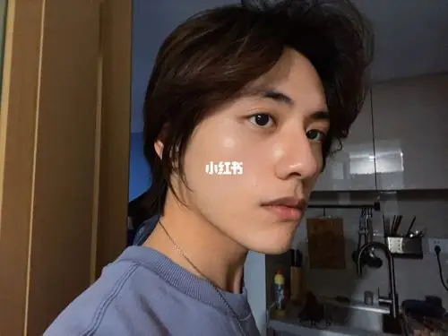 没想到鬓角头发这么长了