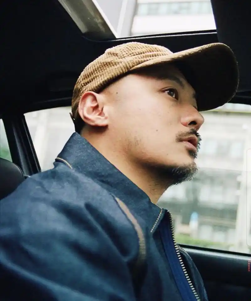 昔日男神余文乐花白了胡子奶起了孩子还戴上了绿帽子