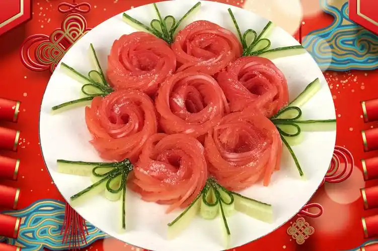 年夜菜上的亮点花开富贵一个西红柿半根黄瓜招待客人倍有面子