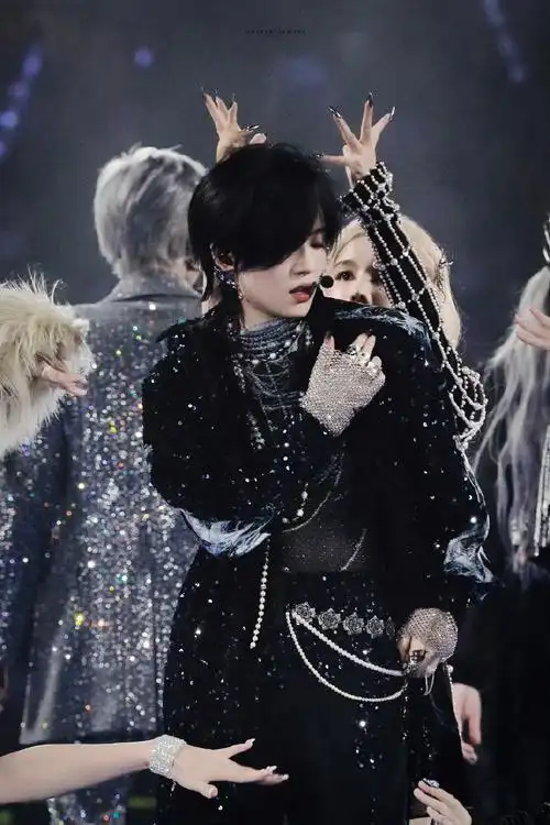 演唱会彩带下的陆柯燃#陆柯燃演唱会高光舞台瞬间舞蹈力度好绝彩带这