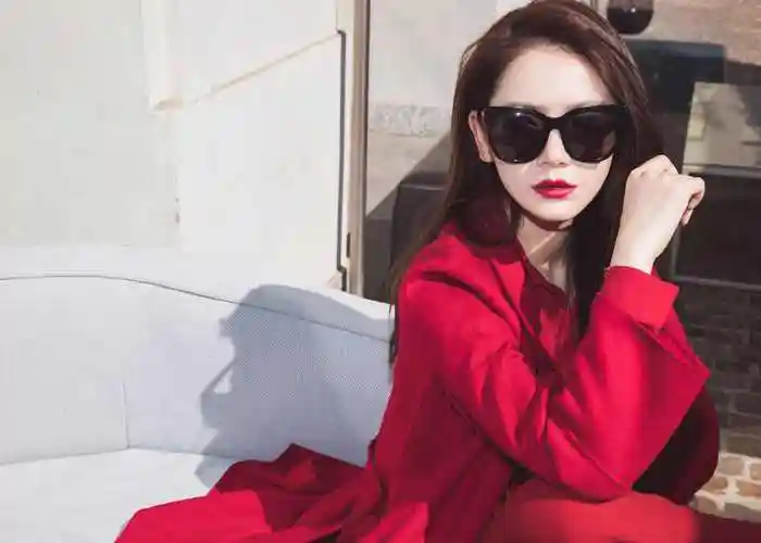 戚薇米兰拍红衣写真霸气魅惑美娘攻