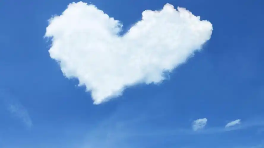 高清爱心形状的白云5k壁纸