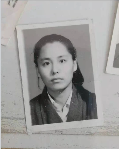 老照片背后的故事:父亲母亲年轻的时候也曾英俊潇洒,文质彬彬_证件