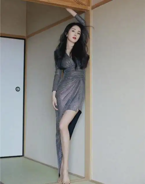 杨幂身材真的好顶级,这套妆造好几年前了,现在回看还是这么美_网易