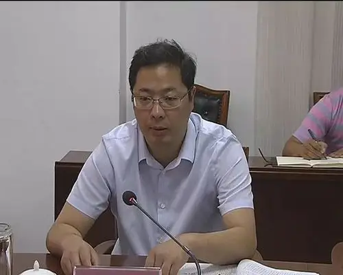 县委副书记,县长田军威主持会议.