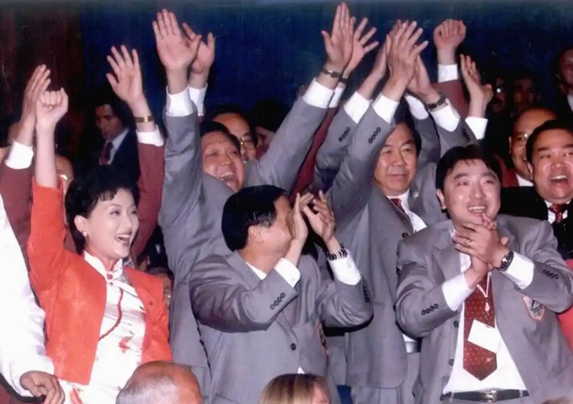 2001年北京申奥成功老照片:全体中国人沸腾了,那一刻你在做啥?