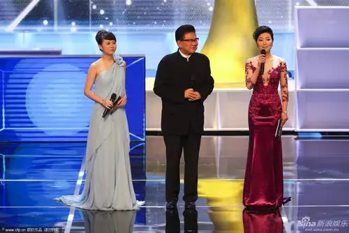 讯第20届上海电视节白玉兰颁奖典礼于6月13日晚举行,图为主持人周瑾