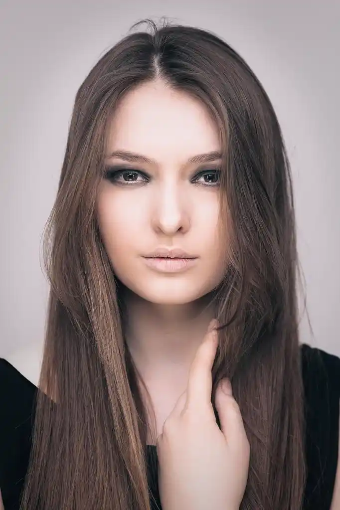 时尚黑发美女,长头发的年轻黑发女孩的性感时尚肖像