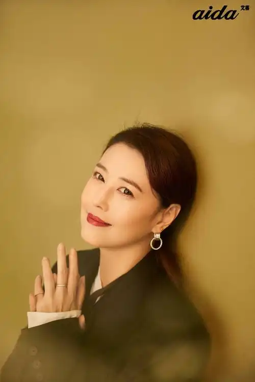 > 周海媚优雅时尚写真图片(1/9)