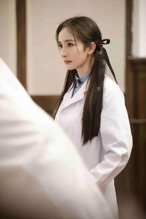 爱的二八定律#民国风小幂@杨幂美图掉落蓝色方襟学生装 双马尾 白大褂