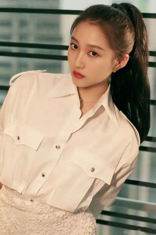 女人不管奔几,扎马尾时少犯这3个"错误",看着老气,还加快掉