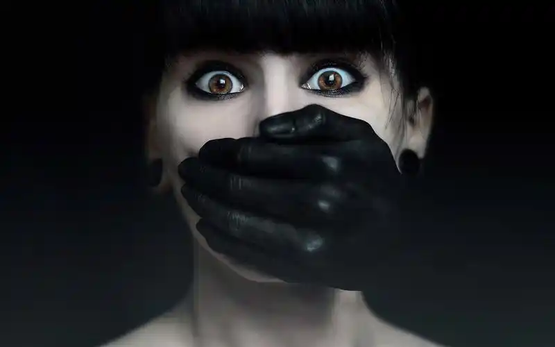 恐惧的女孩,眼睛,看,黑色手套 壁纸 - 1680x1050