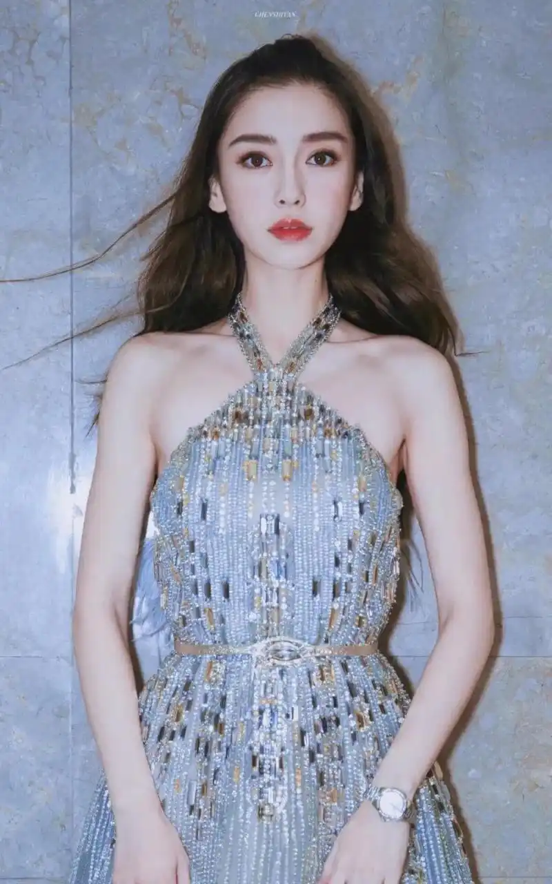 杨颖大美女身穿挂脖礼服裙,时尚又优雅