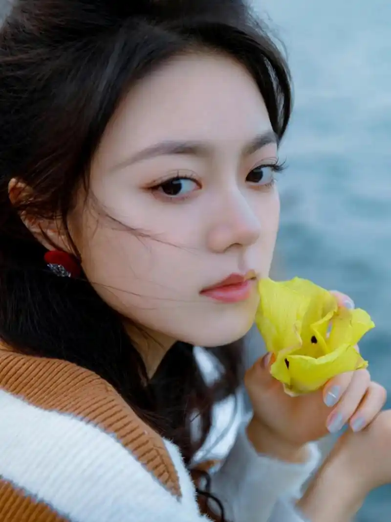 赵今麦最新写真集来啦  大家是不是对赵今麦的近况感到好奇呢?